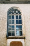 Mittfönster på Härna kyrkas södra fasad, under fönstret en minnesplatta från 1838. Neg.nr. B963_011:08. JPG. 