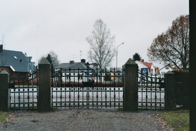 Ingång till Sandåkers kyrkogård. Neg.nr. B963_040:01. JPG. 