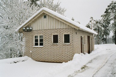Ekonomibyggnad från 1973 på Hällstads kyrkogård. Neg.nr. B963_006:07. JPG. 