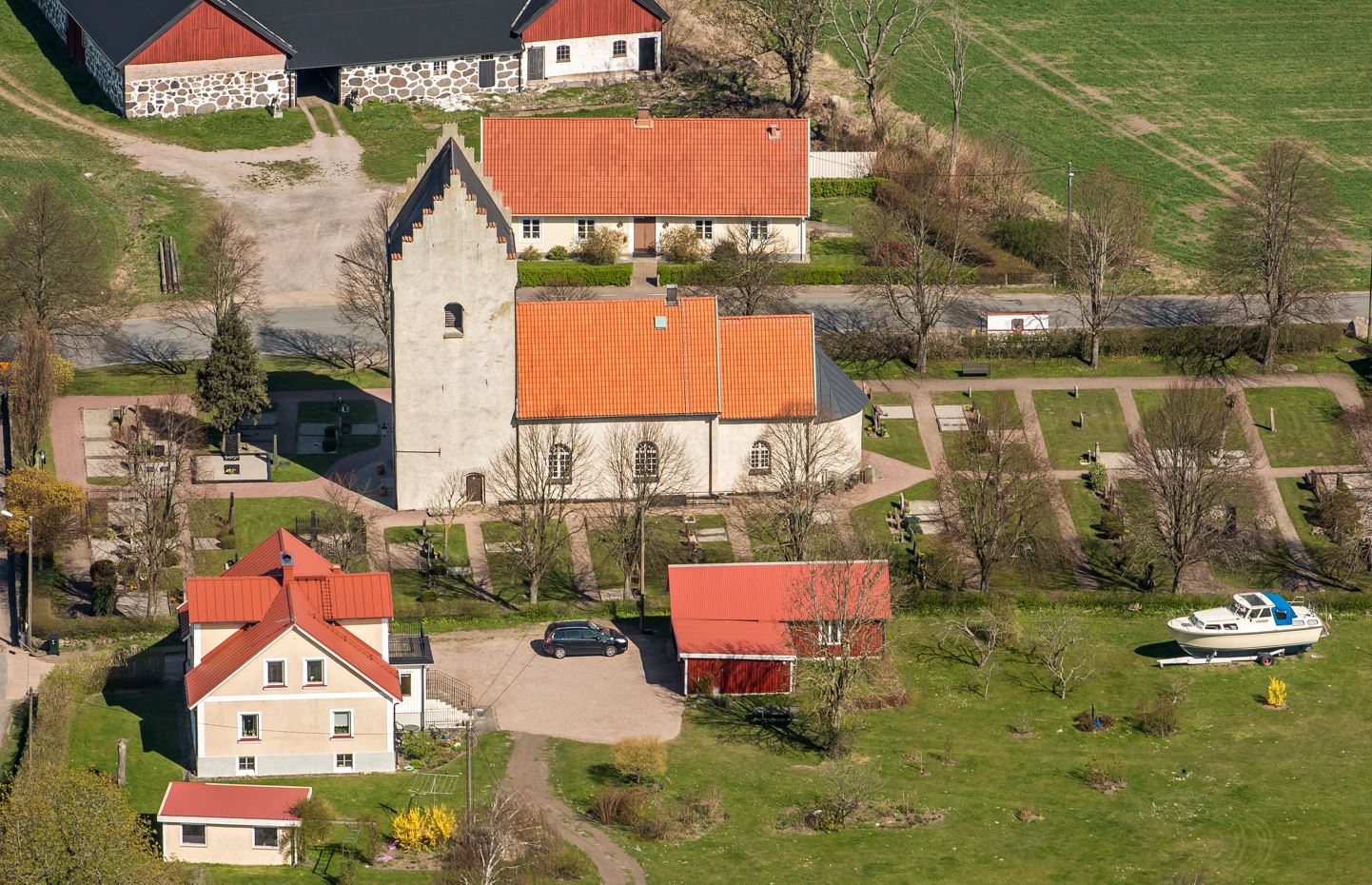 Östra Vrams kyrka sedd från söder