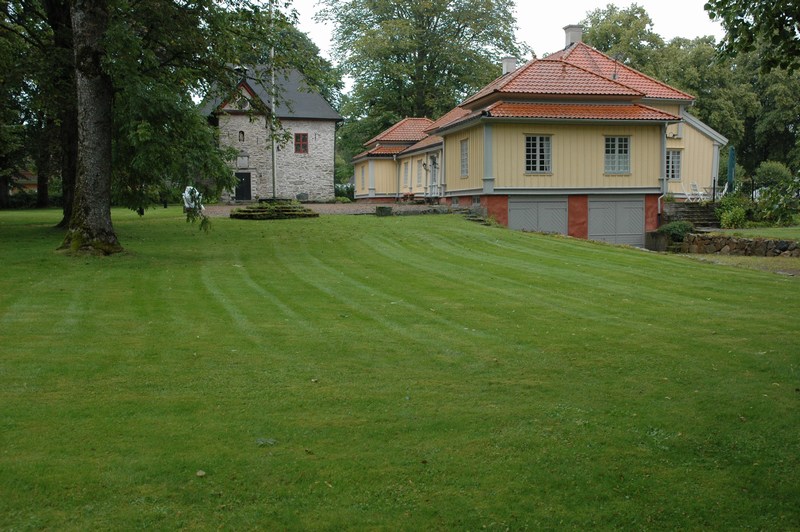 Vinsarps herrgård, närmast manbyggnadens SV flygel, till vänster i bakgrunden stenhuset. 