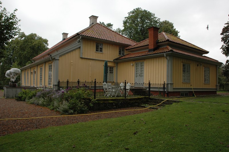 Vinsarps herrgård, mangårdsbyggnadens långsida mot Ätran, här har en barockinspirerad trädgård anlagts på senare år. De kvadratiska flyglarna är sammanbyggda med huvudbyggnaden.