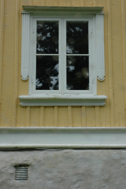 Källebacka herrgård, huvudbyggnadens fönster.