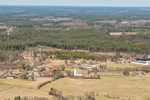 Flygbild över Farstorps kyrka tagen från söder