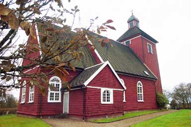 Mossebo kyrka sedd från NÖ med ingång till sakristian.