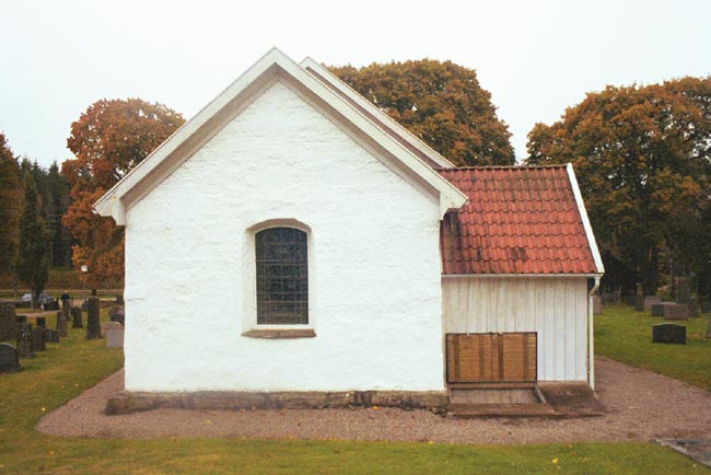 Södra Åsarps kyrka sedd från öster.