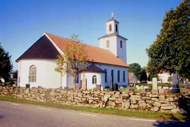 Länghems kyrka och kyrkogård sett från NÖ.
