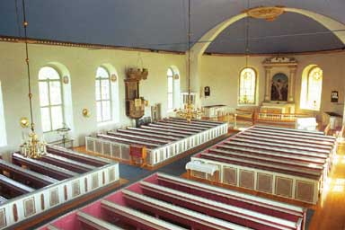 Bänkkvarter i långhuset sedda från läktaren i Länghems kyrka, från SV.
 
