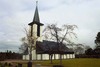 Dalstorps kyrka med omgivande begravningsplats sedd från sydväst.
