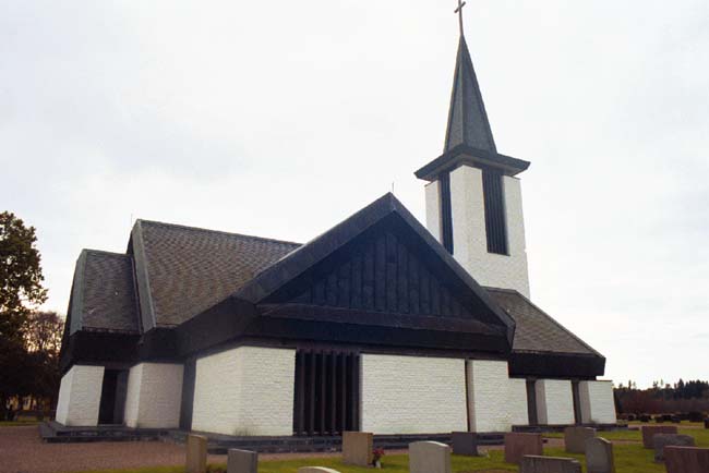 Dalstorps kyrka med sakristia och kor sedd från nordöst.