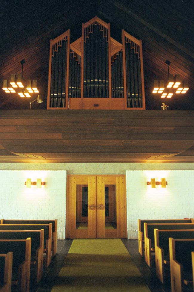 Dalstorps kyrka sedd mot läktaren i väster med orgel.
