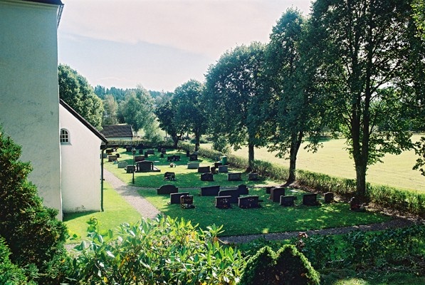 Södra delen av begravningsplatsen vid Hulareds kyrka sedd från V.