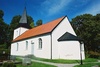 Hulareds kyrka med sakristia i öster och omgivande begravningsplats sedd från SÖ.