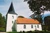 Hulareds kyrka med torn i väster sedd från SV.