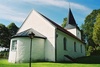 Hulareds kyrka med vidbyggd halvrund sakristia i norr sedd från NÖ.