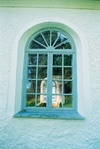 Långhusfönster i Hulareds kyrka på norrfasaden.
