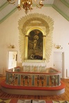 Altartavlan, altaret och altarringen i Hulareds kyrka sett från V.

