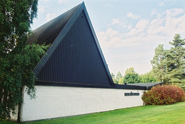 Östfasaden på Grimsås kyrka sedd från SÖ.