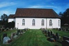 Ljungsarps kyrka med omgivande begravningsplats från söder.