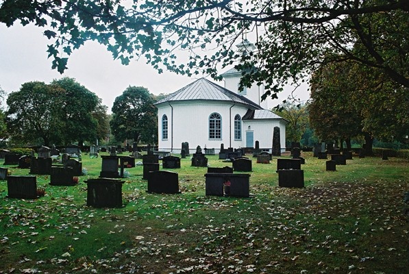 Sjötofta kyrka med omgivande begravningsplats sedd från nordöst.