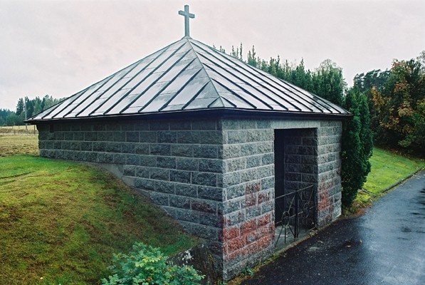 Bårhuset söder om Sjötofta kyrka, från norr.
