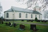 Gällstads kyrka med omgivande begravningsplats sedd från nordöst.
