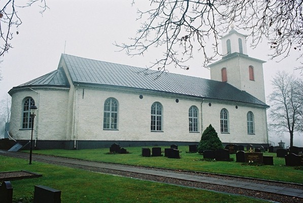 Gällstads kyrka med omgivande begravningsplats sedd från nordöst.