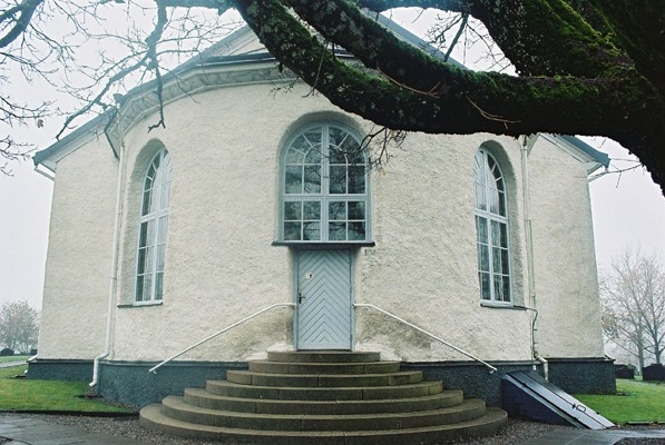 Östfasaden på Gällstads kyrka med den halvrunda sakristian i öster.