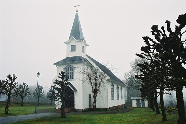 Påbo kapell med omgivande kyrkotomt, från NÖ.