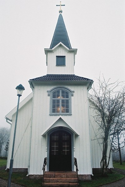 Påbo kapell med torn och huvudingång i öster, från Ö.