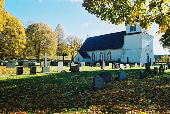 Norra delen av begravningsplatsen med kyrkan i fonden, från NV.