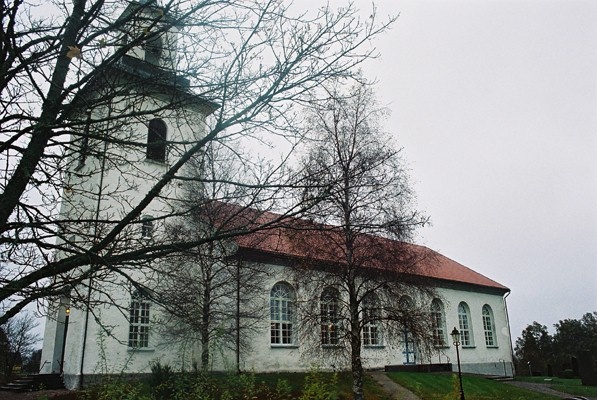 Tvärreds kyrka sedd från sydväst.