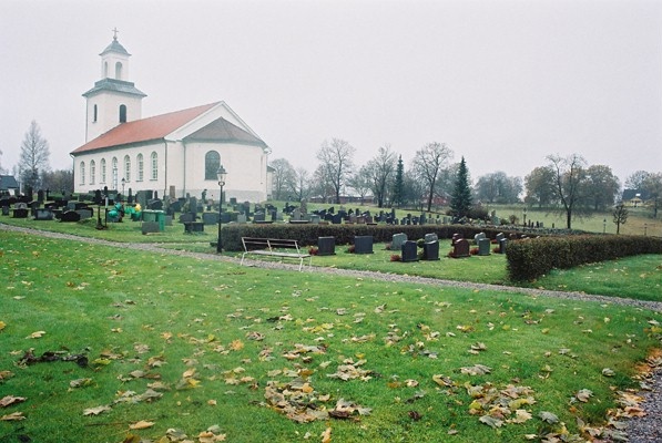 Tvärreds kyrka med omgivande kyrkogård sedd från sydöst.