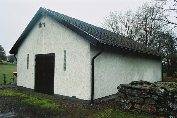 Bårhuset i nordvästra hörnet av kyrkogården vid Tvärreds kyrka, från SV.