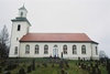 Tvärreds kyrka med omgivande begravningsplats sedd från söder.
