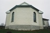Tvärreds kyrka med det tredelade smalare koret sedd från öster.