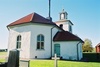 Marbäcks kyrka med vidbyggd sakristia i norr, från NÖ
