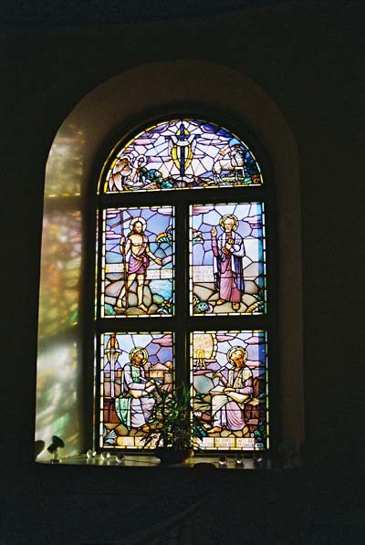1931 insattes i Örsås kyrka bemålade korfönster, tillverkade av Stockholms glasmåleri efter kartong av John Hedaeus