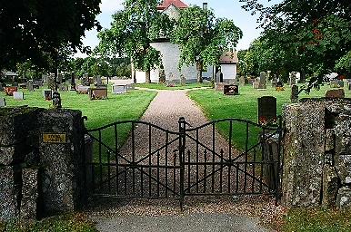 Smidesgrind i den östra kyrkogårdsmuren i Holsljunga.