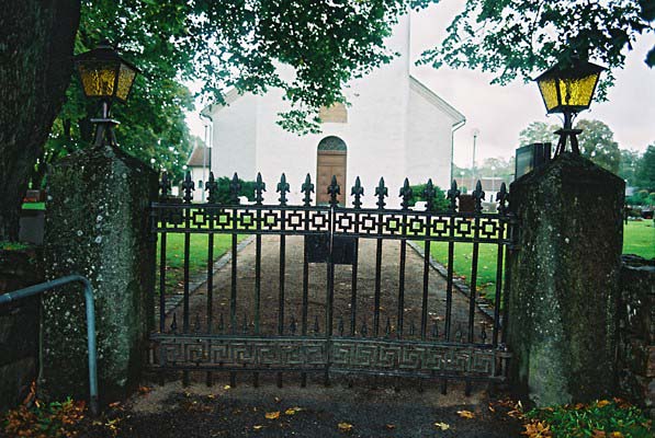 Smidda grindar i muren väster om Svenljunga kyrka
