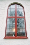 Långhusfönster i norrfasaden på Östra Frölunda kyrka.