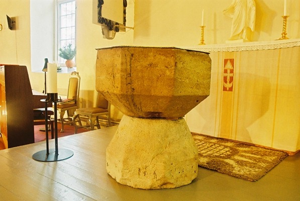 Dopfunten i korets norra del i Östra Frölunda kyrka, från SÖ.

