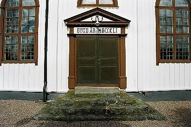 Sydportalen till Mjöbäcks kyrka.
