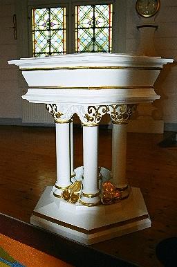Dopfunten i korets södra del  i Mjöbäcks kyrka, från NV.