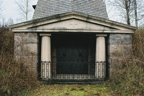 Portal till gravkammaren under klockstapeln vid Strömsfors kapell, från S.