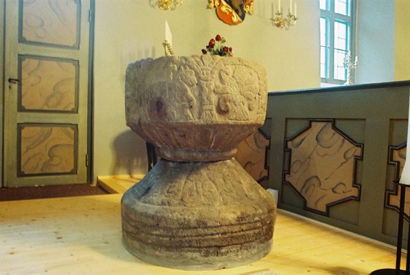 Dopfunten i Hillareds kyrka, från NÖ.