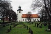 Sexdrega kyrka med omgivande kyrkogård, sedd söderifrån