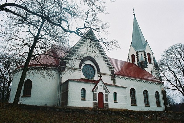 Kalvs kyrka sedd från sydöst.
