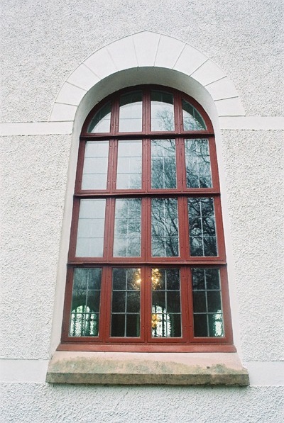 Långhusfönster i Kalvs kyrka, från Ö.
