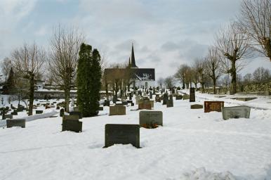 Sätila kyrka med omgivande kyrkogård, från Ö.